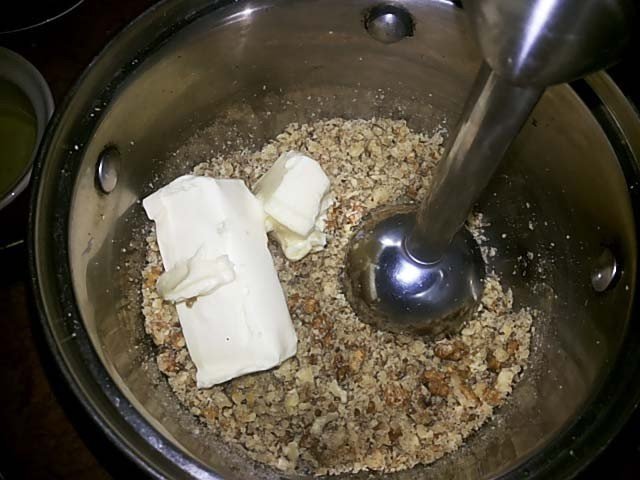 Готовое печенье с орехами измельчить в блендере