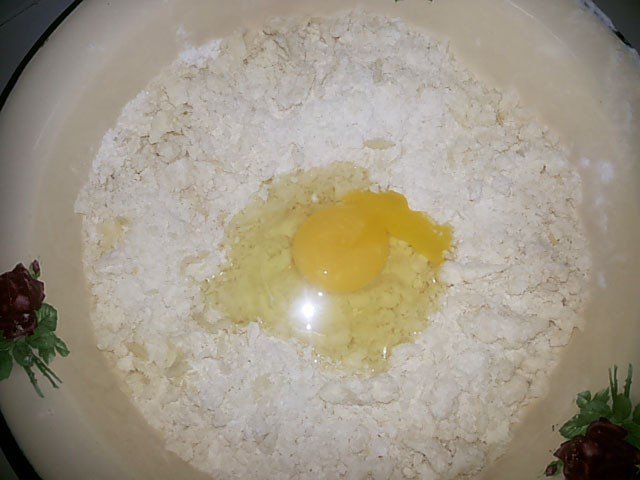 Размягченное сливочное масло с сахаром и яйцом