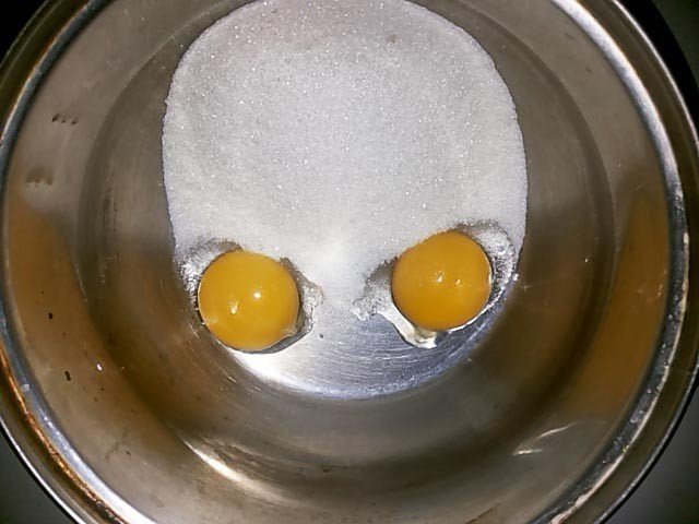 Вареные яйца разделяем на белки и желтки