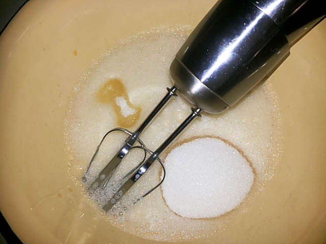 Взбитые яйца с сахаром до стойкой пены