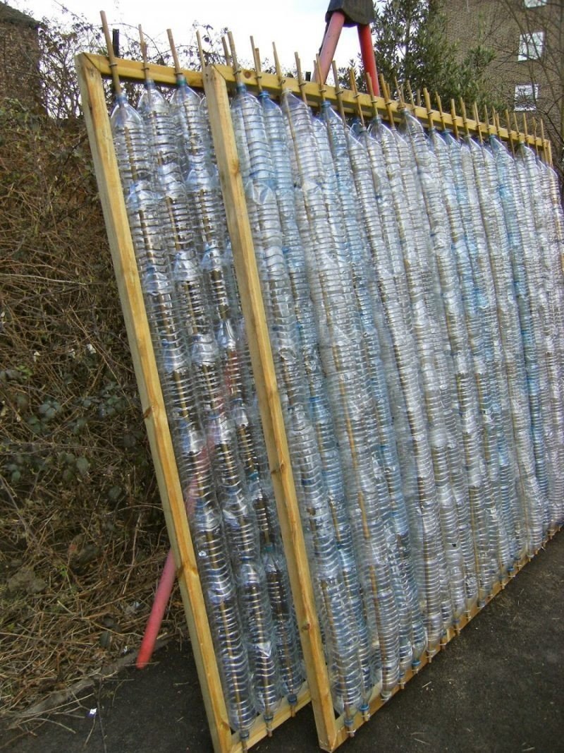 Забор из пластиковых бутылок на даче
