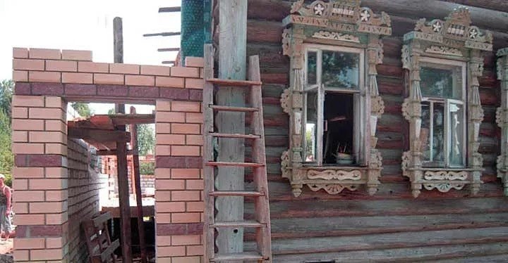 Замена нижних венцов деревянного дома на блоки