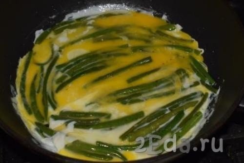 Стручковая фасоль с яйцом на сковороде