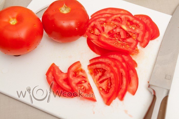 Нарезанный помидор полукольцами