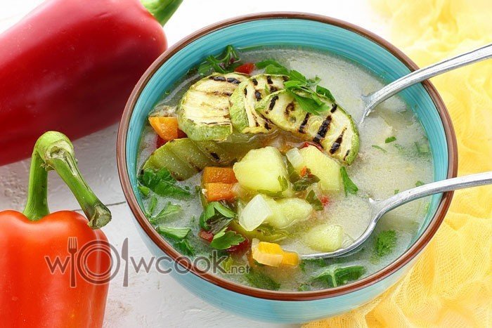 Овощной суп с капустой и кабачком