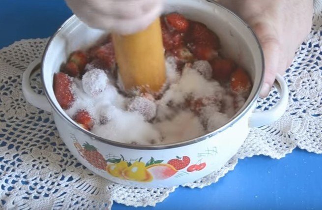 Клубничное варенье с целыми ягодами в сиропе без варки