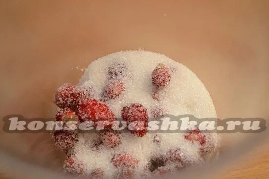 Замороженные ягоды со сметаной и сахаром