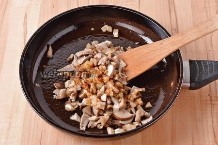 Гречка с грибами и луком на сковороде