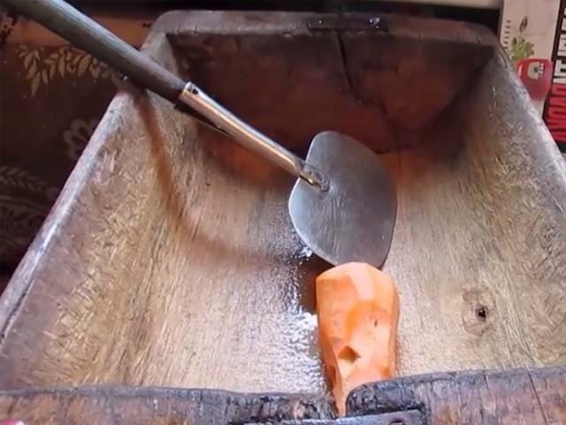 Старинное деревянное корыто для рубки капусты