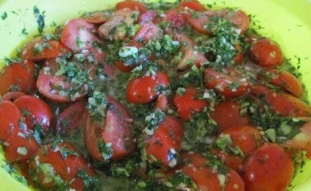 Салат из недо маринованных помидор