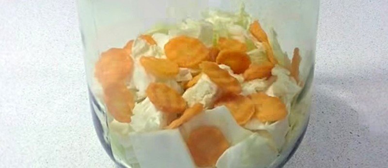 Салат со сметаной дольками мандаринок в креманке