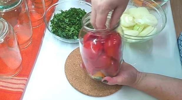 Резаные помидоры с луком на зиму без стерилизации