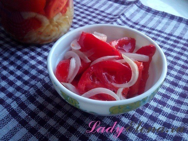 Салат из помидоров и лука со сметаной ккал