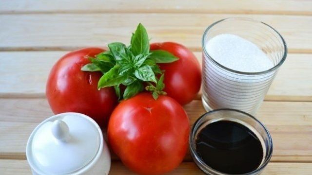 Рецепт соленых помидоров в банках с базиликом
