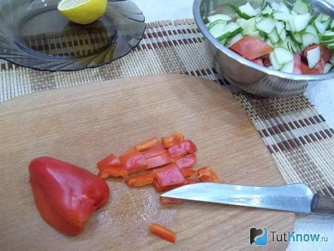 Мелко нарезанный салат из помидоров и огурцов