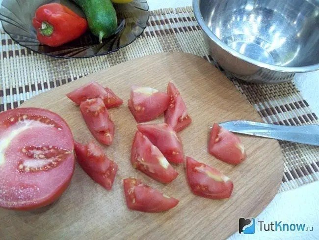Порезанные помидоры на четвертинки