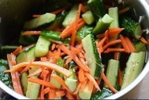 Корейский салат из огурцов и моркови