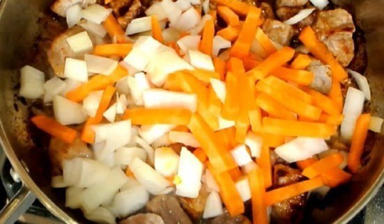 Кабачки тушёные с морковью и луком с мясом