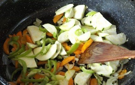Овощное рагу с кабачками и картошкой и капустой