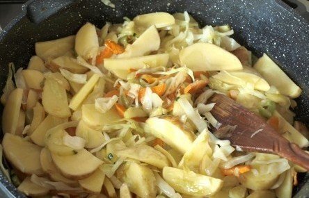 Рагу овощное с кабачками и картофелем и капустой на сковороде