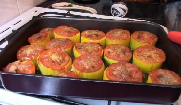 Тушеные кабачки с фаршем и помидорами