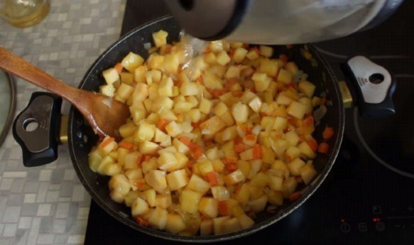 Жареная картошка кубиками на сковороде