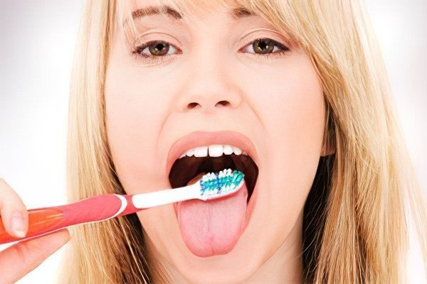 Чистка языка зубной щеткой