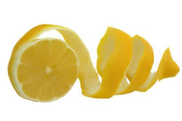 Лимонная цедра на белом фоне